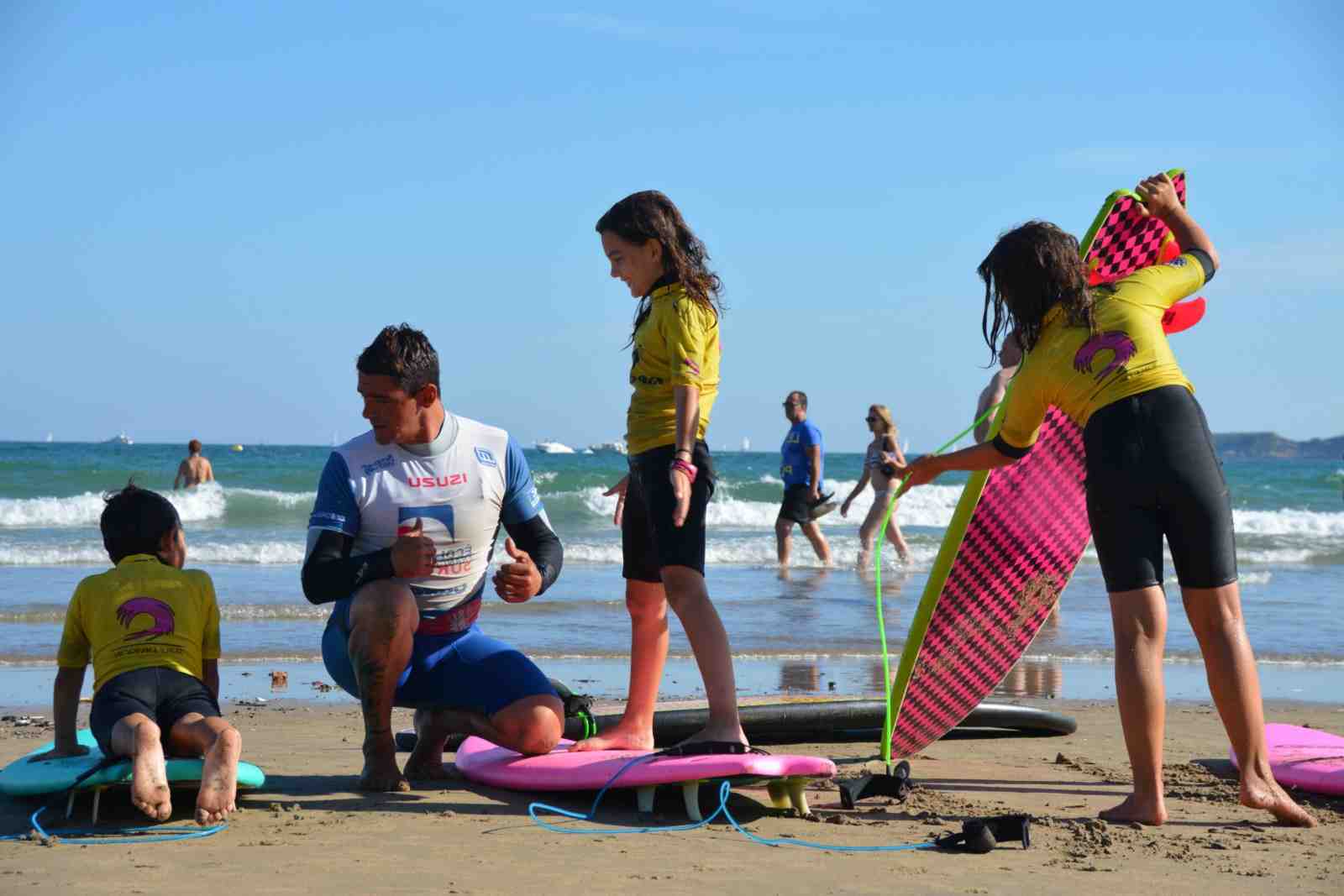 Pourquoi les surfeurs courent sur la plage ?